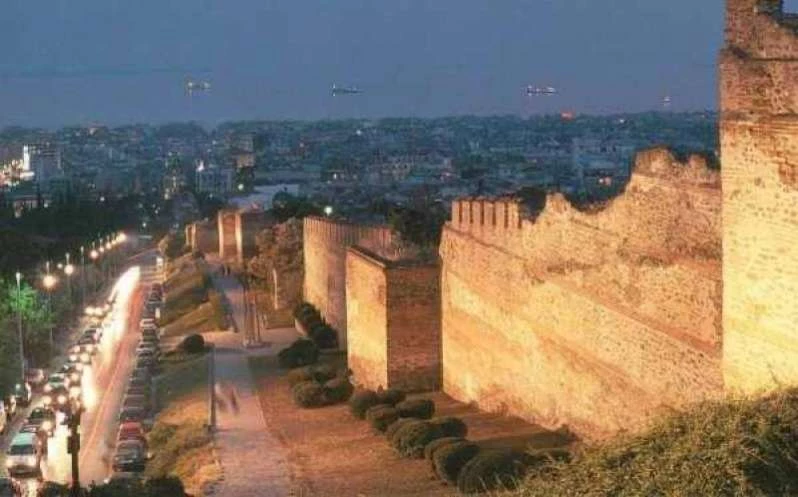 Μέχρι και τα ιστορικά τείχη της Θεσσαλονίκης έχουν κατακλύσει οι μετανάστες (βίντεο)